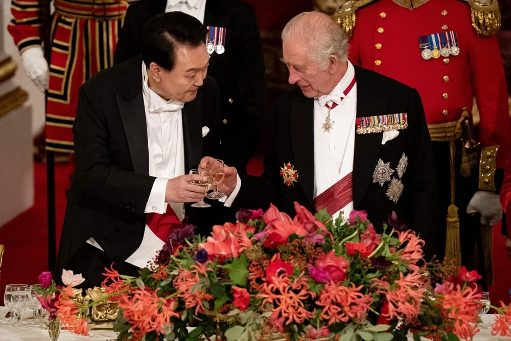  South Korea's President Yoon Suk Yeol (L) and Britain's King Charles III (R) clink glasses during a State Banquet at Buckingham Palace in central London 