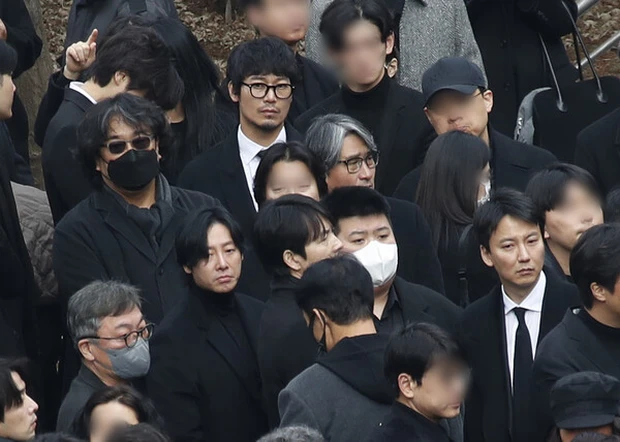 Lee Sun-kyun’s friends shed tears as the actor was brought to cremation